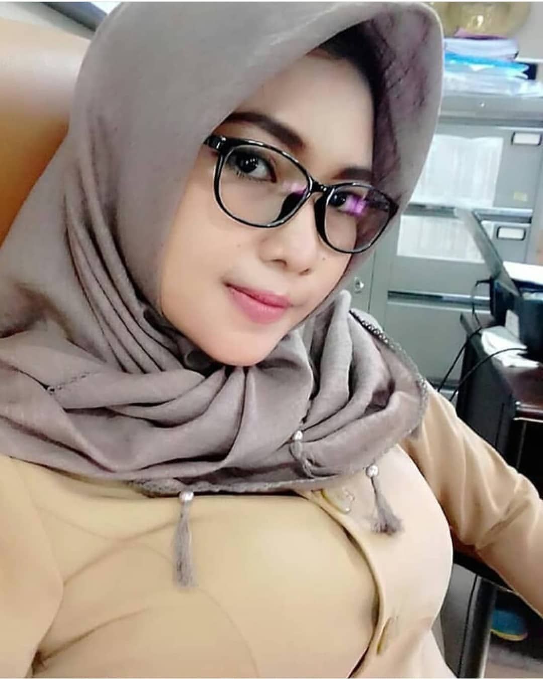 Viral Video ABG Jilbab Gemoy Tutorial Iclik Kacamata Sampe Puas Di Dalam Top Global Trending Indonesia 2025
